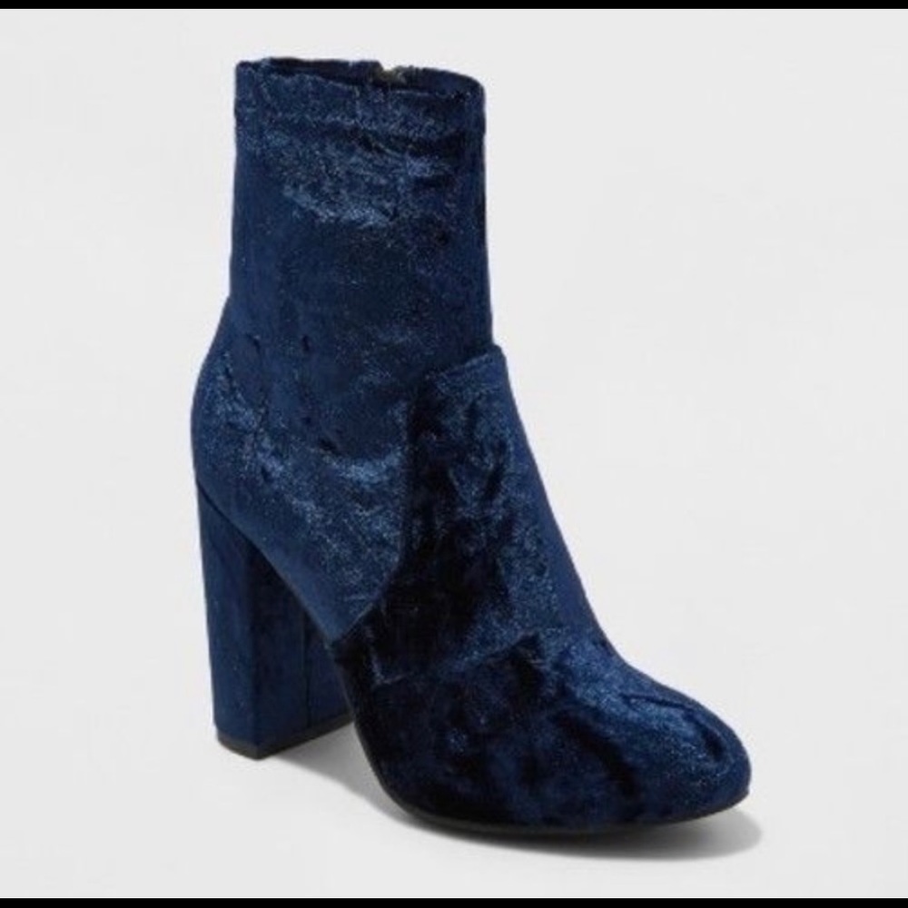 MOSSIMO navy velvet boot size 5